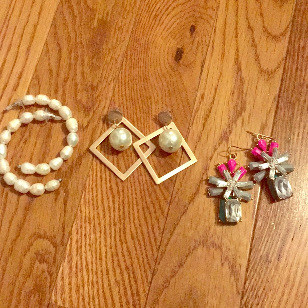 Pearl earring sets